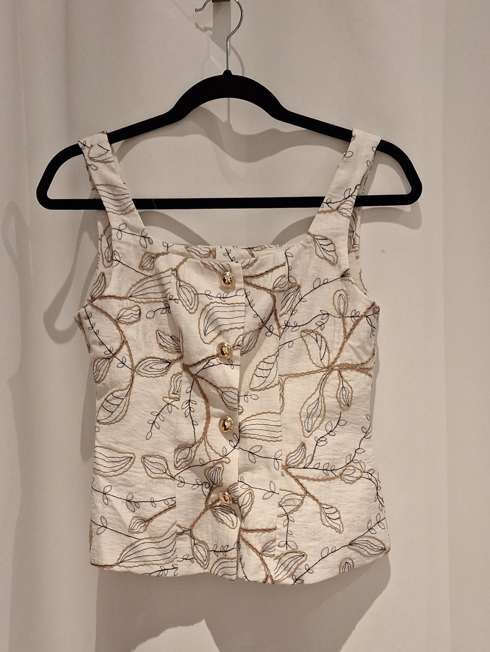 Commense Sleeveless Embroidered Button-Front Crop Top - Cream